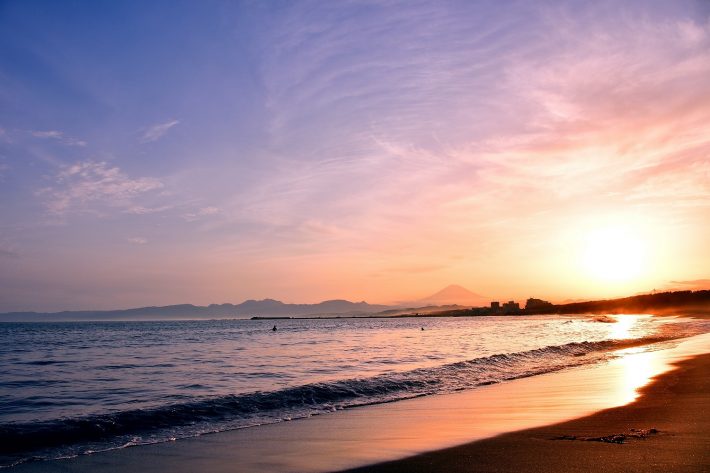 夕焼けの富士山と相模湾　海