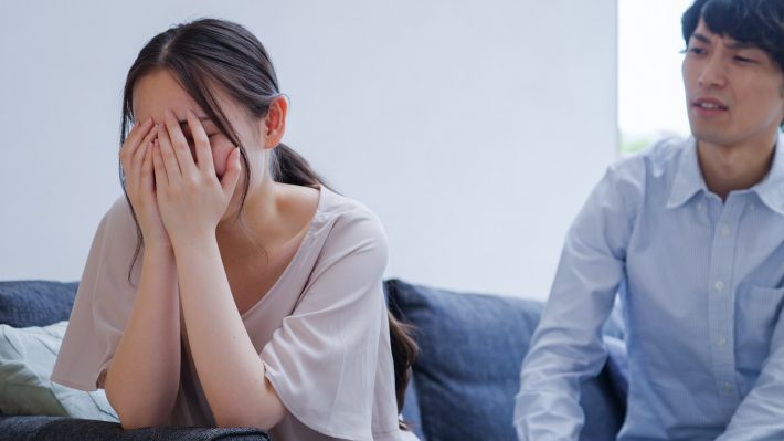 家で喧嘩をする若い夫婦・カップル　モラハラ