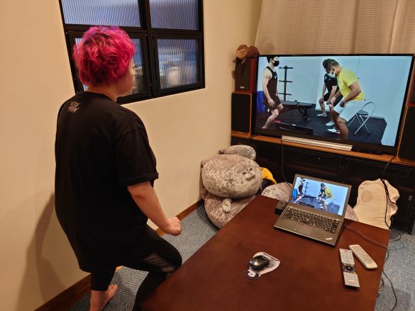 ヒザを後ろにひく感じでスクワット