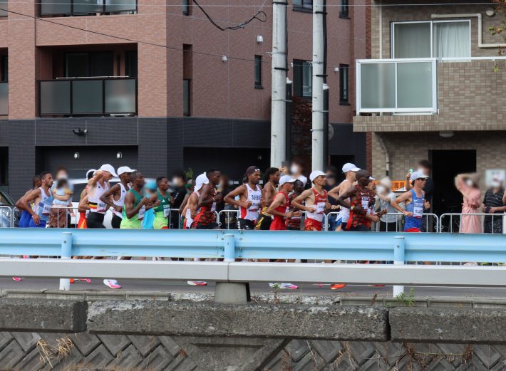 創成川通を走る先頭集団