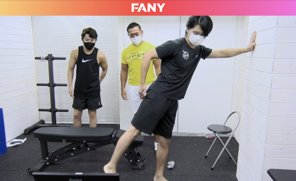 （画像：「野田クリスタルのマッチョな時間 プロトレーナー河口正史から学ぶ下半身筋トレ！」より）