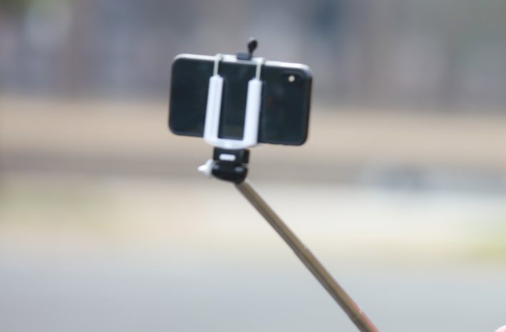 自撮り棒の取り合いになる女性陣