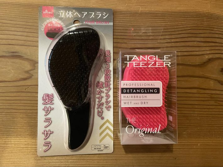 image3左から、ダイソー「立体ヘアブラシ」（110円）、本家「タングルティーザー」（2200円）