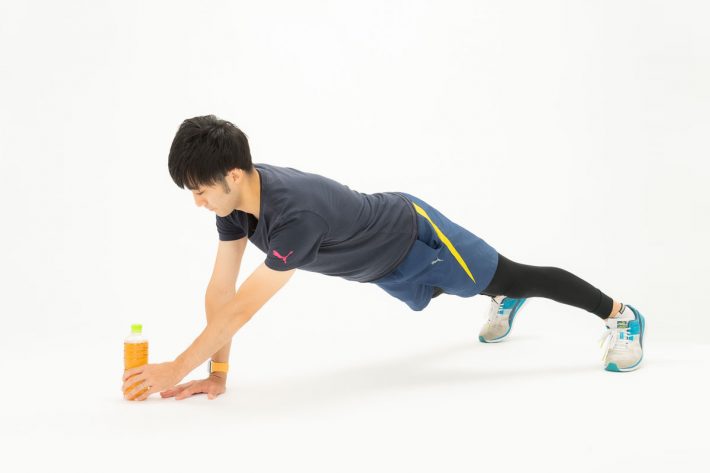 ペットボトルを左右に移動させます