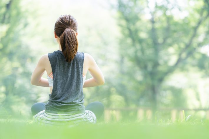 簡単「セルフ肩甲骨剥がし」のやり方。