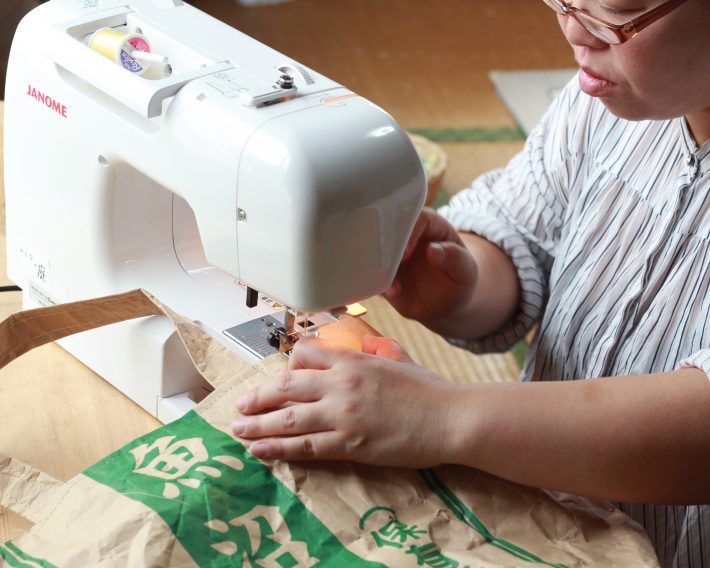 夜鍋して（？）米袋を縫う、南魚沼のママさん