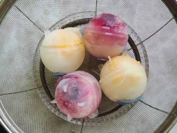 容器を軽く水にさらすとスポンと氷が外れる。