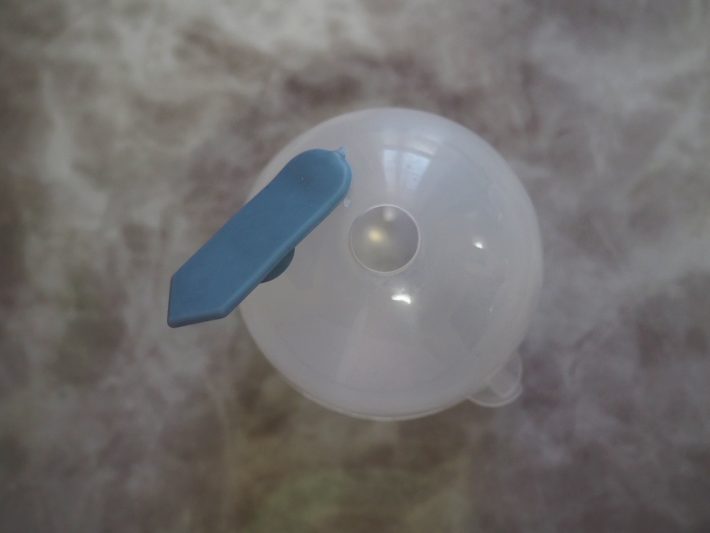 お好みの飲み物を容器上部の丸い穴から注ぐだけ