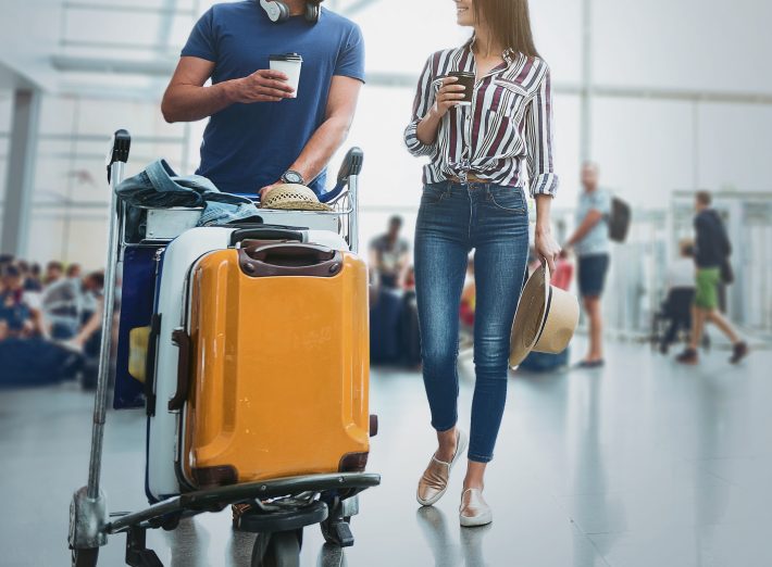 夫婦で海外旅行へ、出国審査で止められる