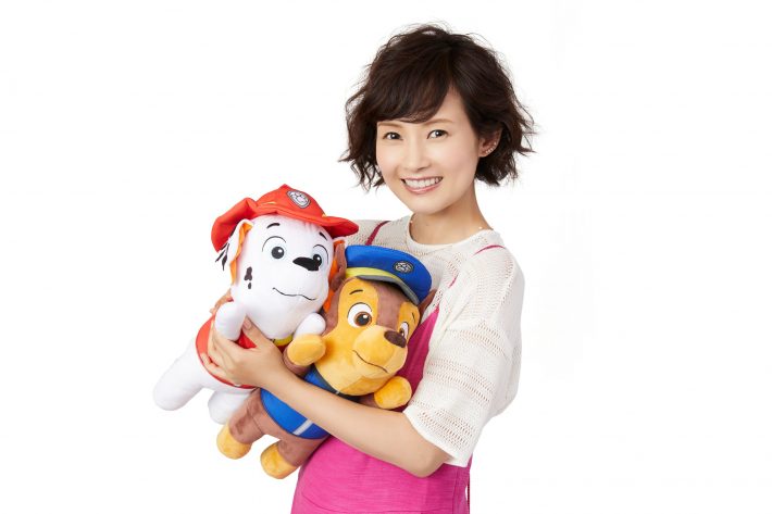 作中のキャラクターのぬいぐるみを抱く安倍なつみさん