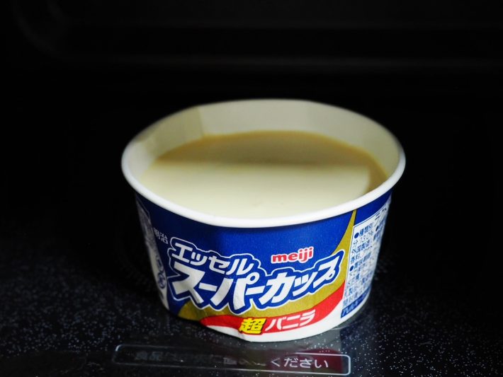 電子レンジで加熱して30秒後。まだ変化はなし。