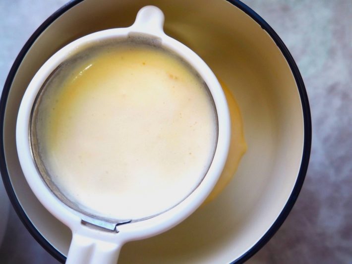 こし器を使ってこしておくと、舌ざわりが滑らかになるそう