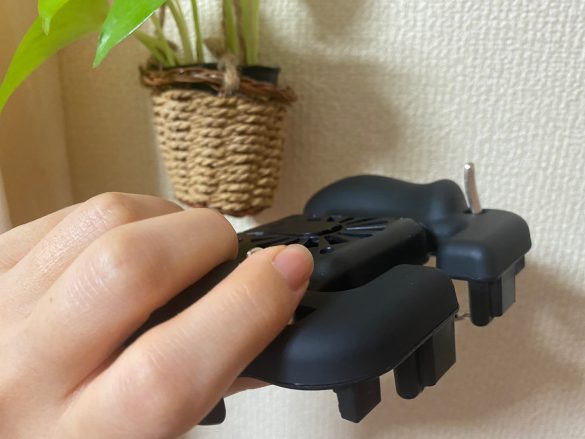 本体裏面のシルバーのパーツを人差し指でカチャカチャして使う