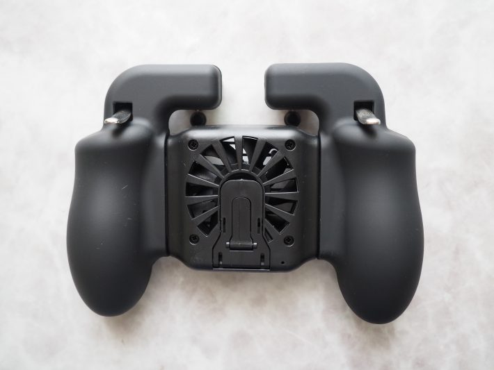 中央部分にファンが搭載されている