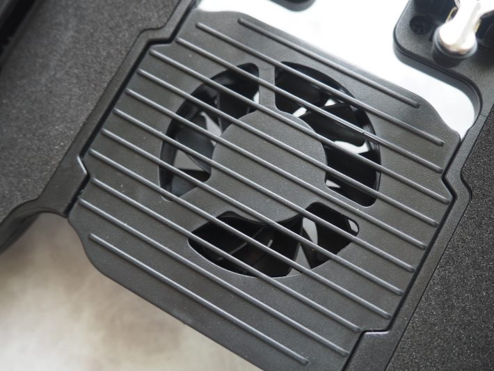 中央部分にファンが搭載されています。