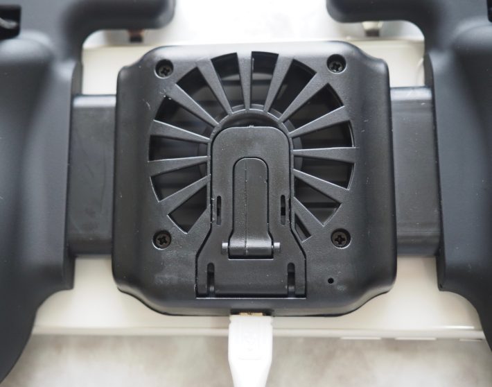 電源のON/OFFボタンはなく、コンセントにさしている間だけ動きます。