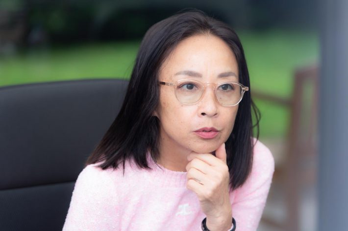 スキニーパンツはジャストサイズで