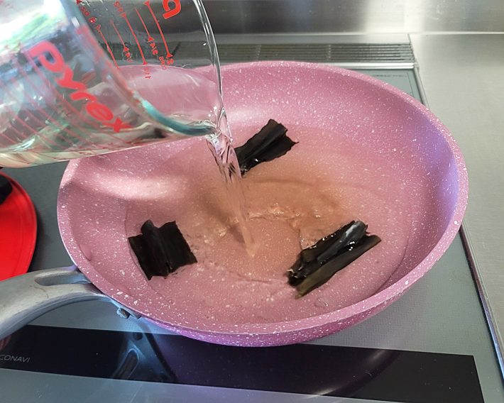 大きめのフライパン（直径25センチ前後）に3センチ長の干し昆布を数枚入れます