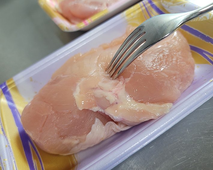 両面に穴をあけることで、味が染み込みやすくなり、加熱による縮みも緩和される