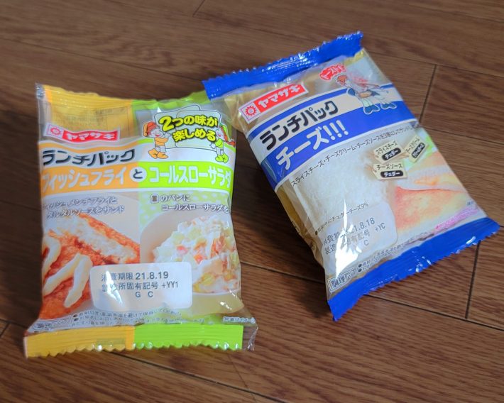 左から「フィッシュフライとコールスローサラダ」（税込183円）「チーズ!!!」（税込167円）