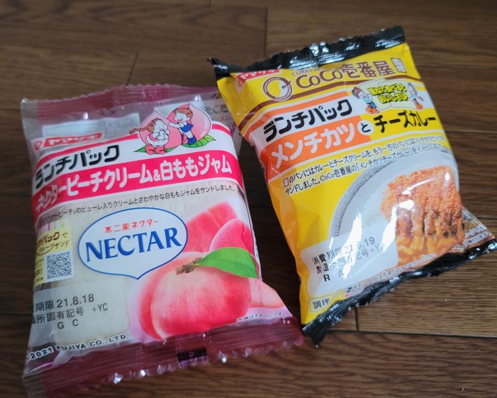 左から「ネクターピーチクリーム＆白ももジャム」（税込151円）「メンチカツとチーズカレー」（税込172円）