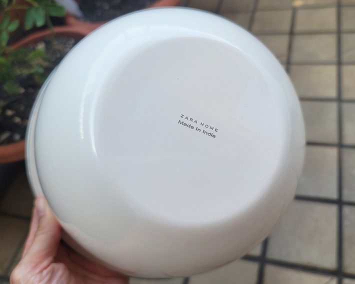 底面にロゴが入っている。インド製