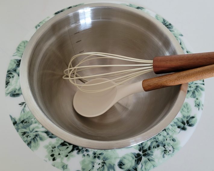 白いシリコンとアカシアを組み合わせたキッチンツール2種。上：シリコン＆木製 泡立て器（1790円）／下：シリコン＆ウッド スプーン（1790円）