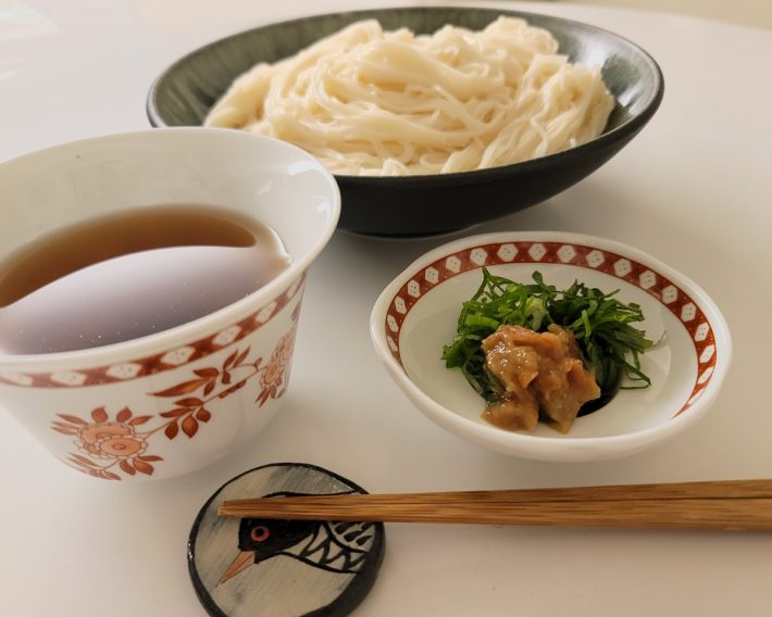 そうめんが永遠に食べられると話題の木村拓哉流「梅タレそうめん」※実際のレシピでははちみつ梅わさびと薬味（あさつき・しそ）がめんつゆに入っています