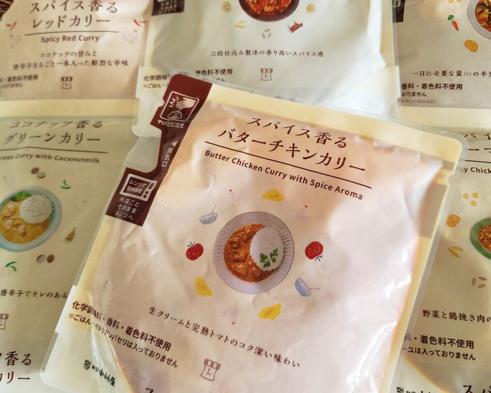 「毎週金曜日はローソンのカレーを食べよう！」というメッセージと共に発売中のレトルトカレー