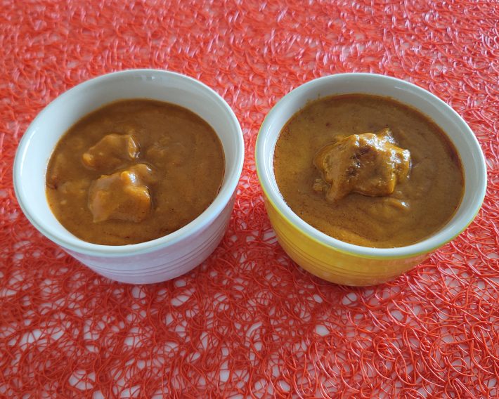 バターチキンをローソン（左）とセブンイレブン（右）で比較。セブンのチルドタイプはお肉のジューシーさや辛味が良い。ローソンはマイルドでクリーミー