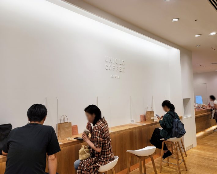 店内は内装や家具まで一貫してシンプルにまとめられている