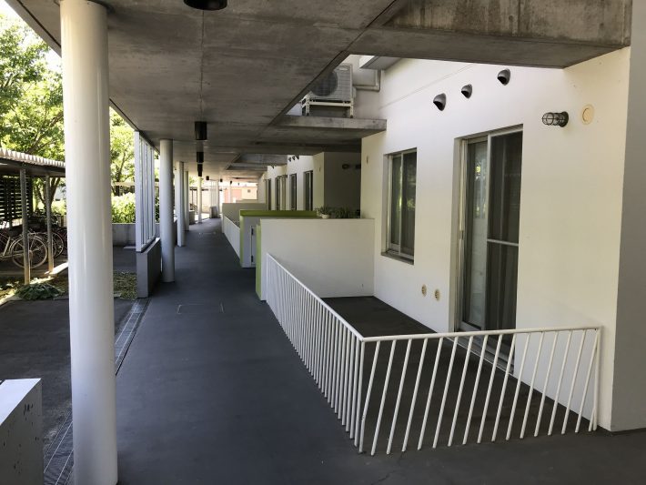 今井ニュータウン⑬（外側と通路側の両方にベランダがある物件も）