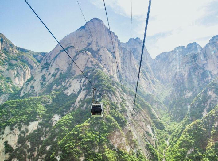 ②山の中腹まではロープウェイで移動
