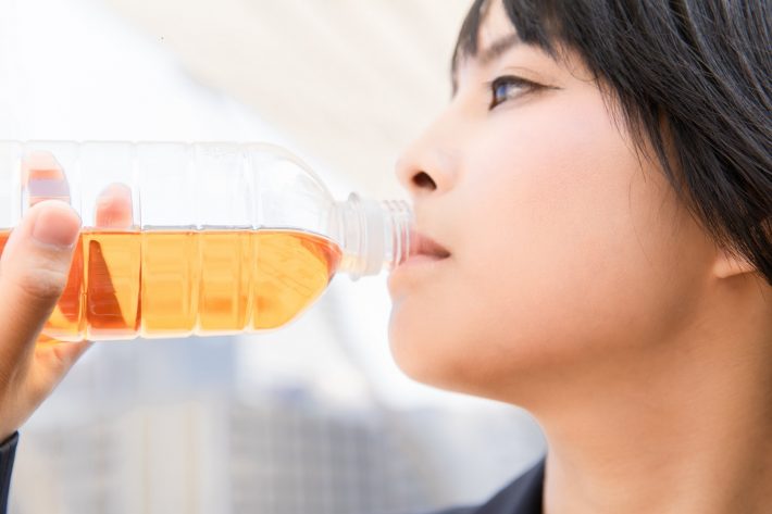 お茶を飲む女性