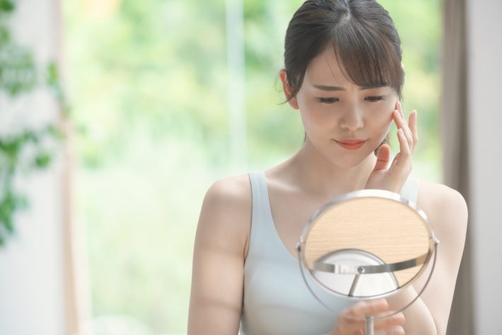 お肌で悩む女性　美容イメージ