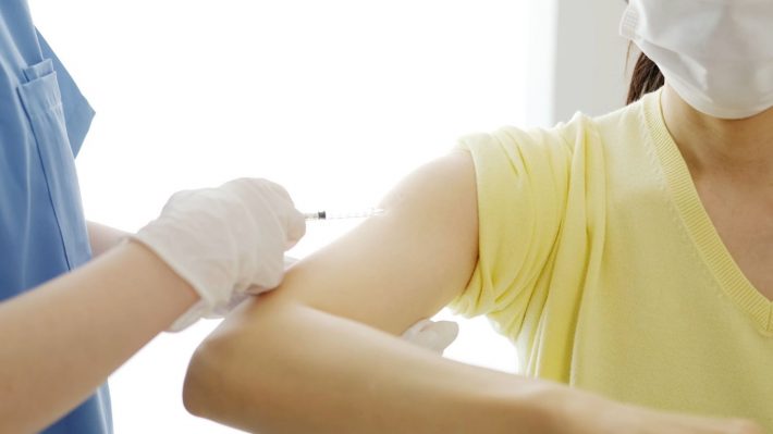 ワクチン接種　注射　新型コロナ　インフルエンザ