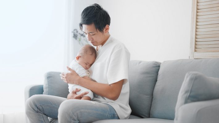 赤ちゃんを抱っこする父親