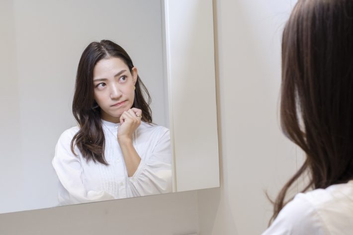 鏡の前で悩み