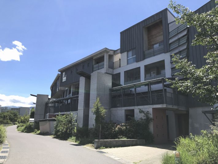 今井ニュータウン⑰（マンションと呼ぶにはあまりに凝ったデザインだ）