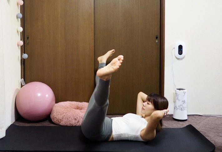 （1） 息を吐いて、足を横に開く