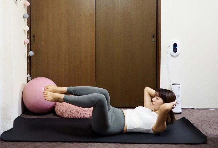 （2） 息を吸いながらひざを起こし、吐きながら左側に倒して3秒カウント。