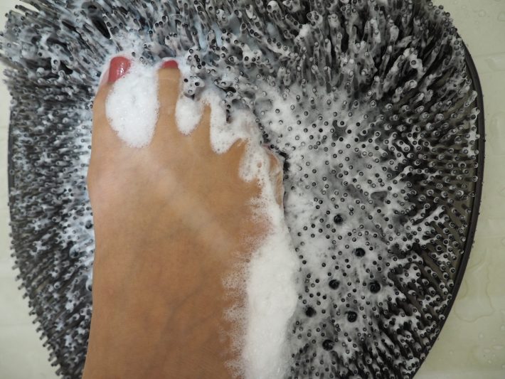 2～3分洗ったら次は反対の足を洗います。