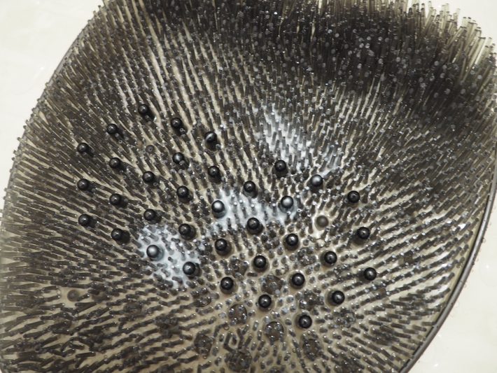 せっけんやボディーソープをマットにつけます。