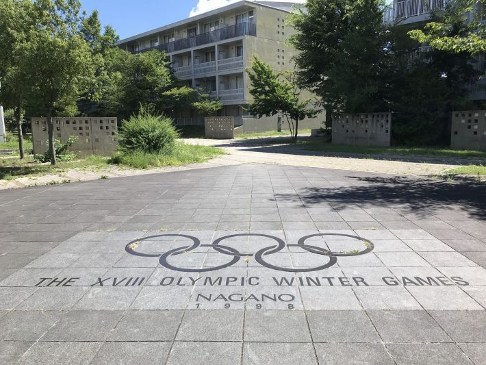 今井ニュータウン③（長野五輪選手村の記念プレート）