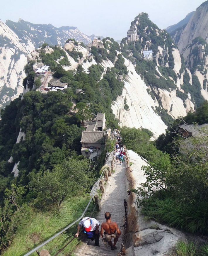 ③階段状になっている登山道。ただし、勾配が急な箇所も