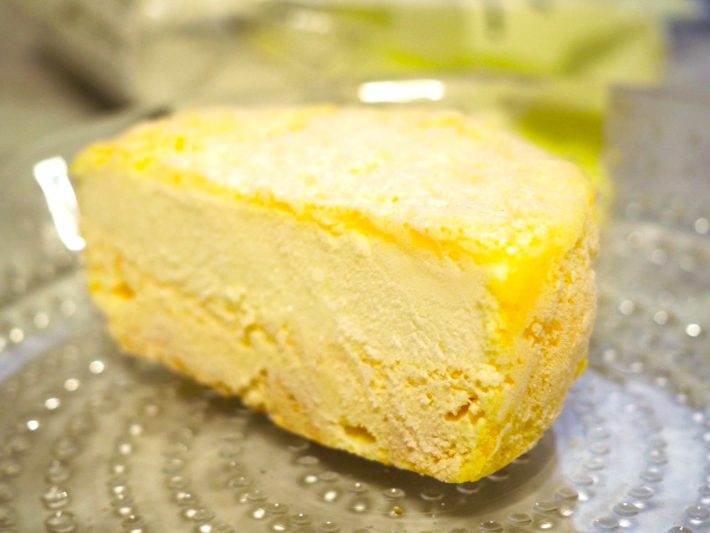 冷凍庫から出した直後のチーズケーキ。