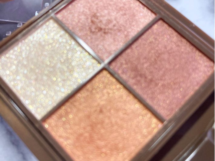 実はラメ入りでツヤっぽい目元に