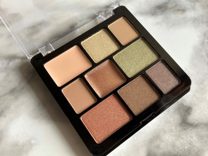 9色のカラーや質感をチェック