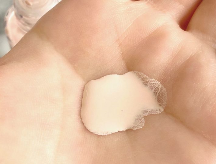 絵具を水で溶かしたような不思議なテクスチャー