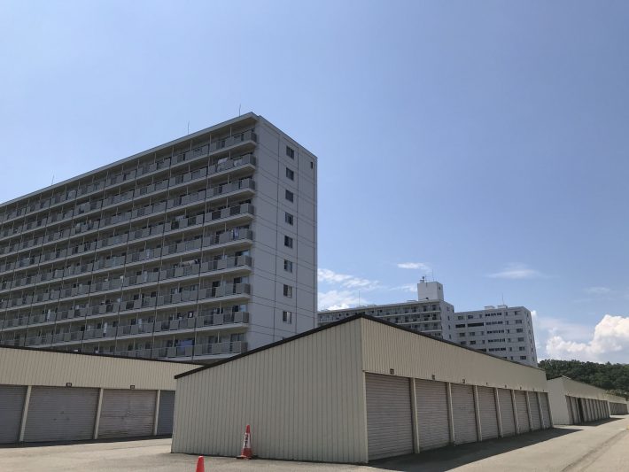 真駒内団地⑥（雪国ゆえか一部の駐車場は屋根付きのガレージになっていた）